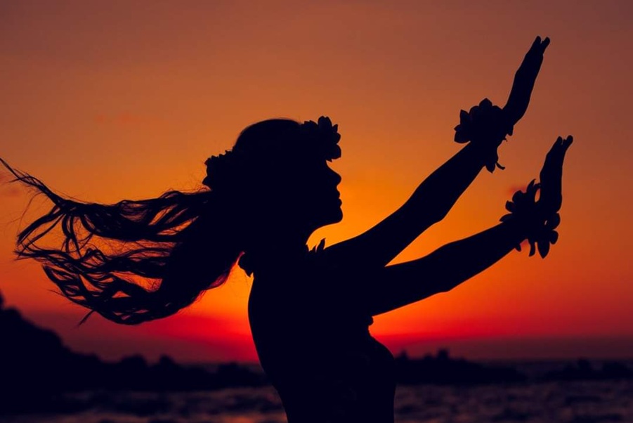 Silhouette of Hawaiian healing at sunset symbolizing Huna healing, energy empowerment, and spiritual meditation